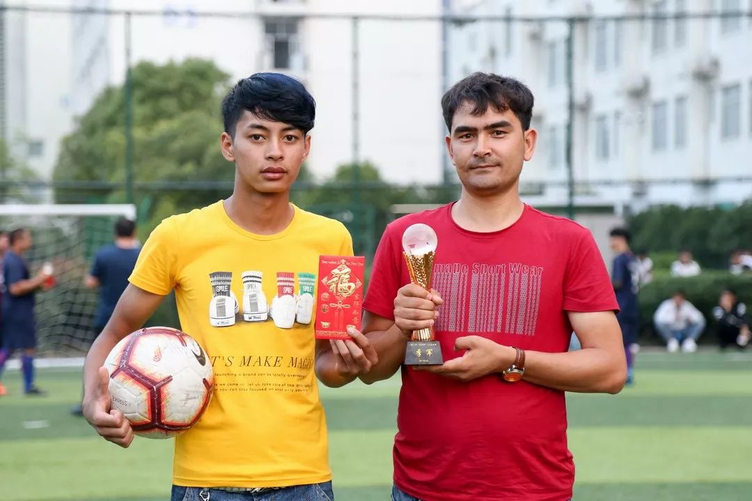 赛后突围战来临，山东男篮围绕欧冠队长鼓劲，信心回归，球队文化再被提及(足球小将歌词中文谐音)